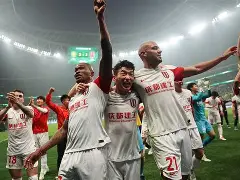 足球赛场再起风云：关东鲨队队读秒绝平陇右独角兽队，新援首秀制胜赛后更衣室沸腾的简单介绍